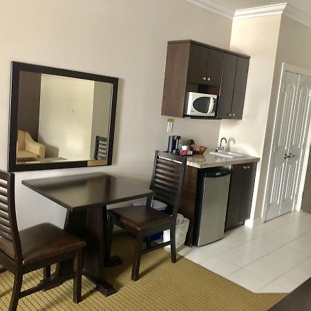 Ramada By Wyndham Cold Lake Экстерьер фото