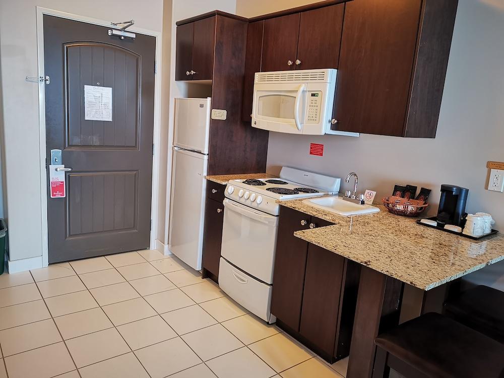Ramada By Wyndham Cold Lake Экстерьер фото