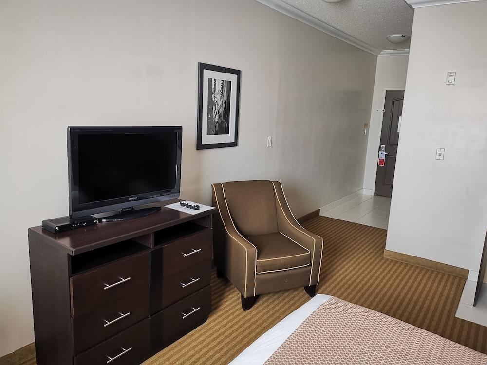 Ramada By Wyndham Cold Lake Экстерьер фото