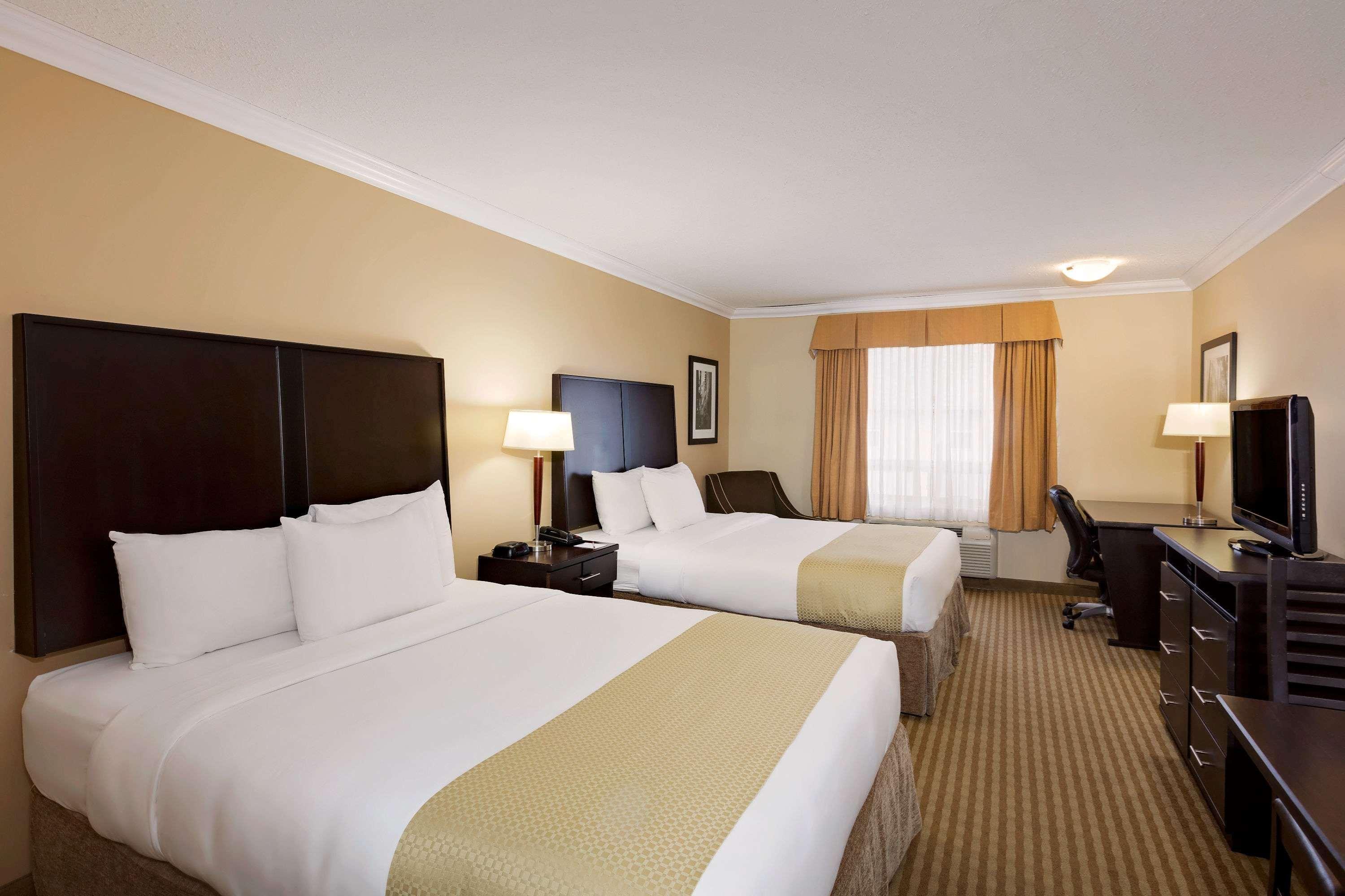 Ramada By Wyndham Cold Lake Экстерьер фото