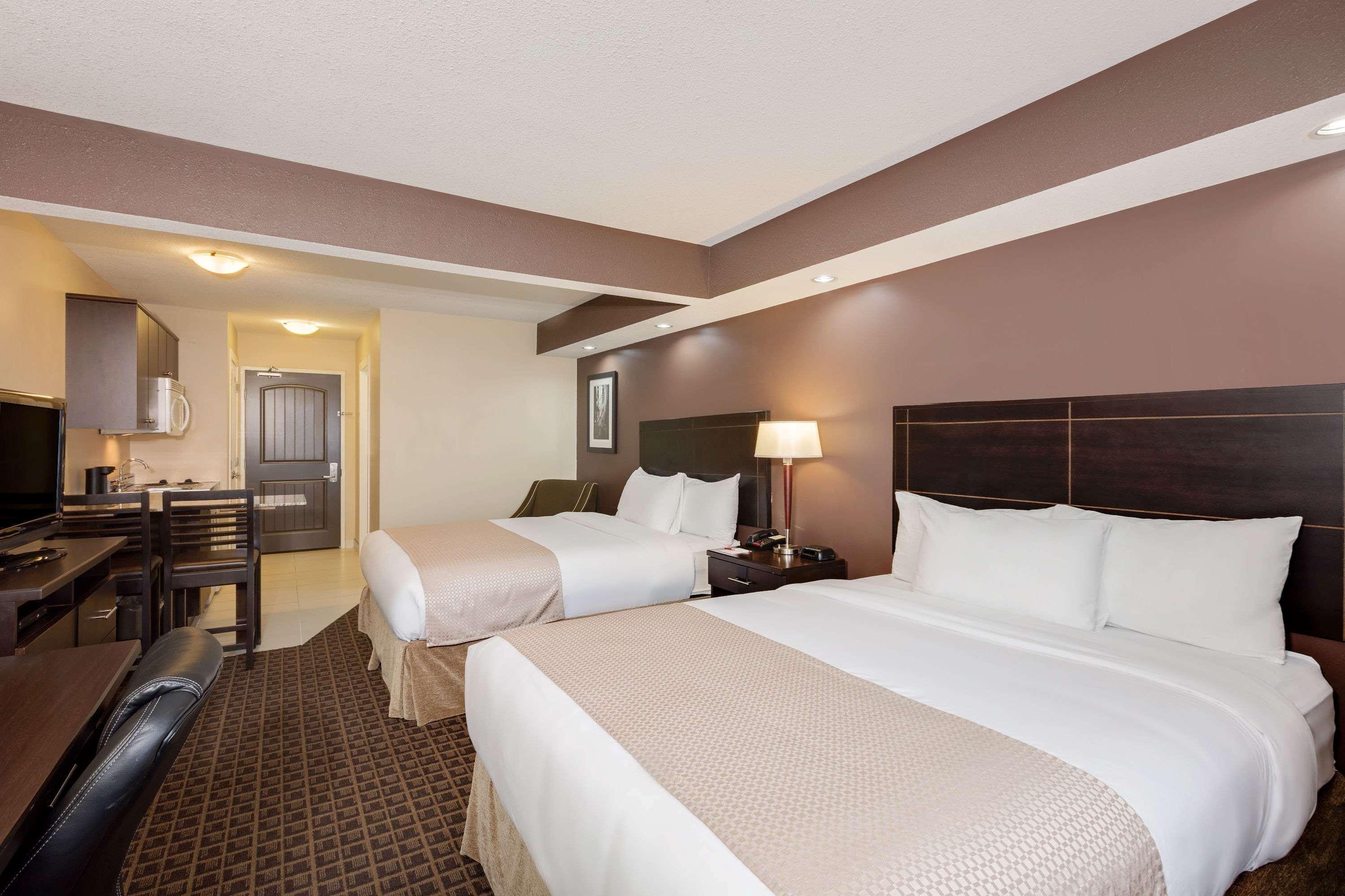 Ramada By Wyndham Cold Lake Экстерьер фото