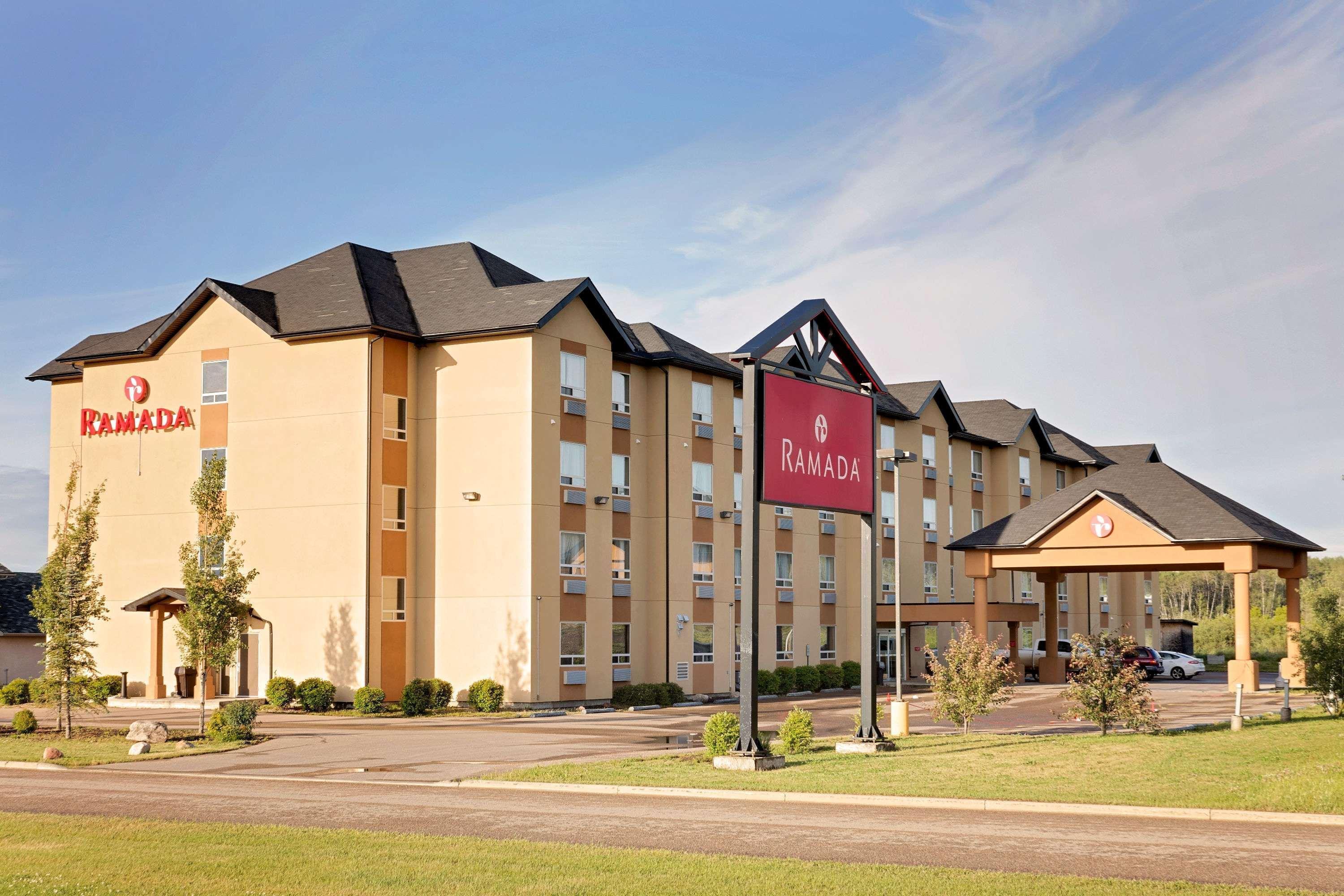 Ramada By Wyndham Cold Lake Экстерьер фото