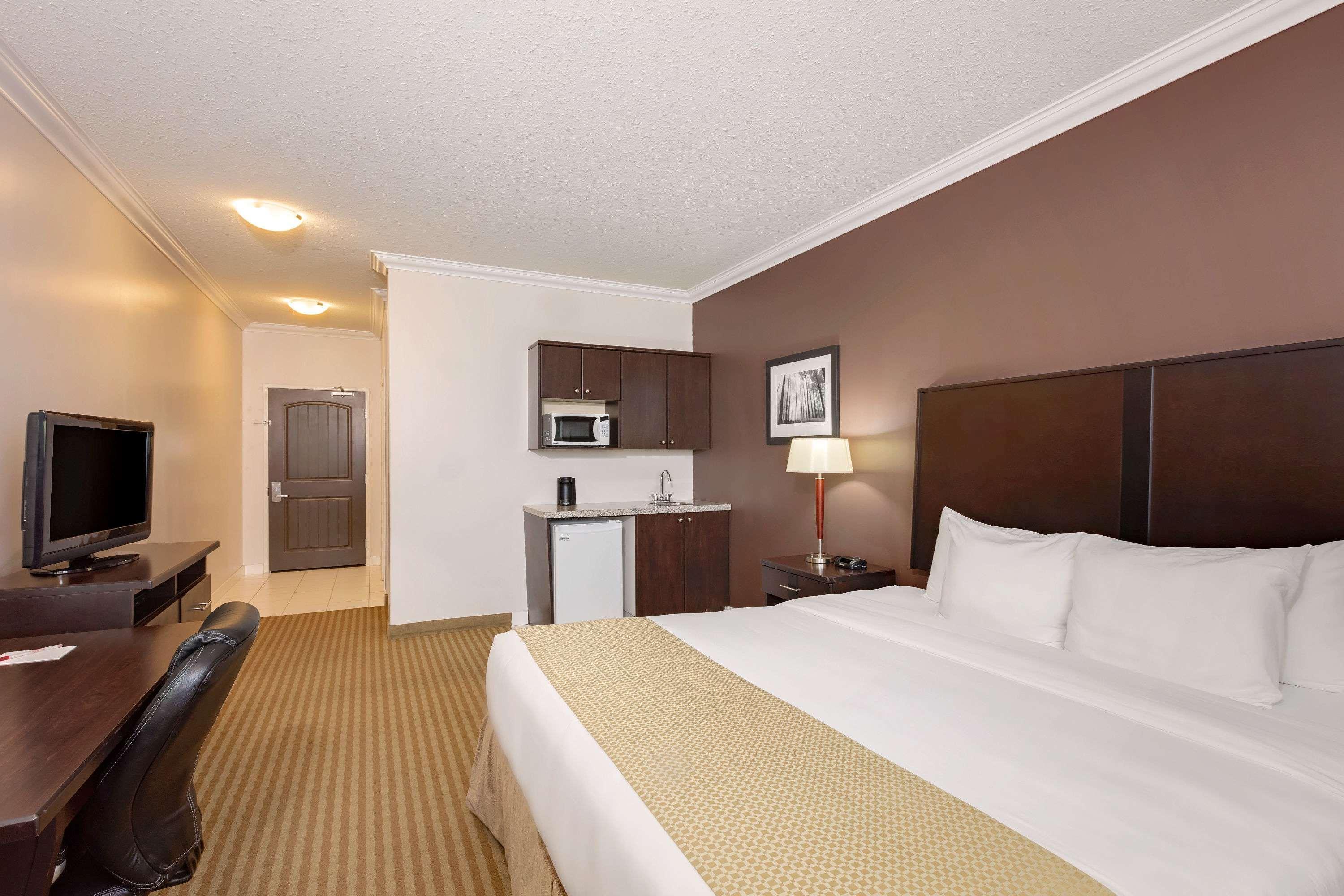Ramada By Wyndham Cold Lake Экстерьер фото