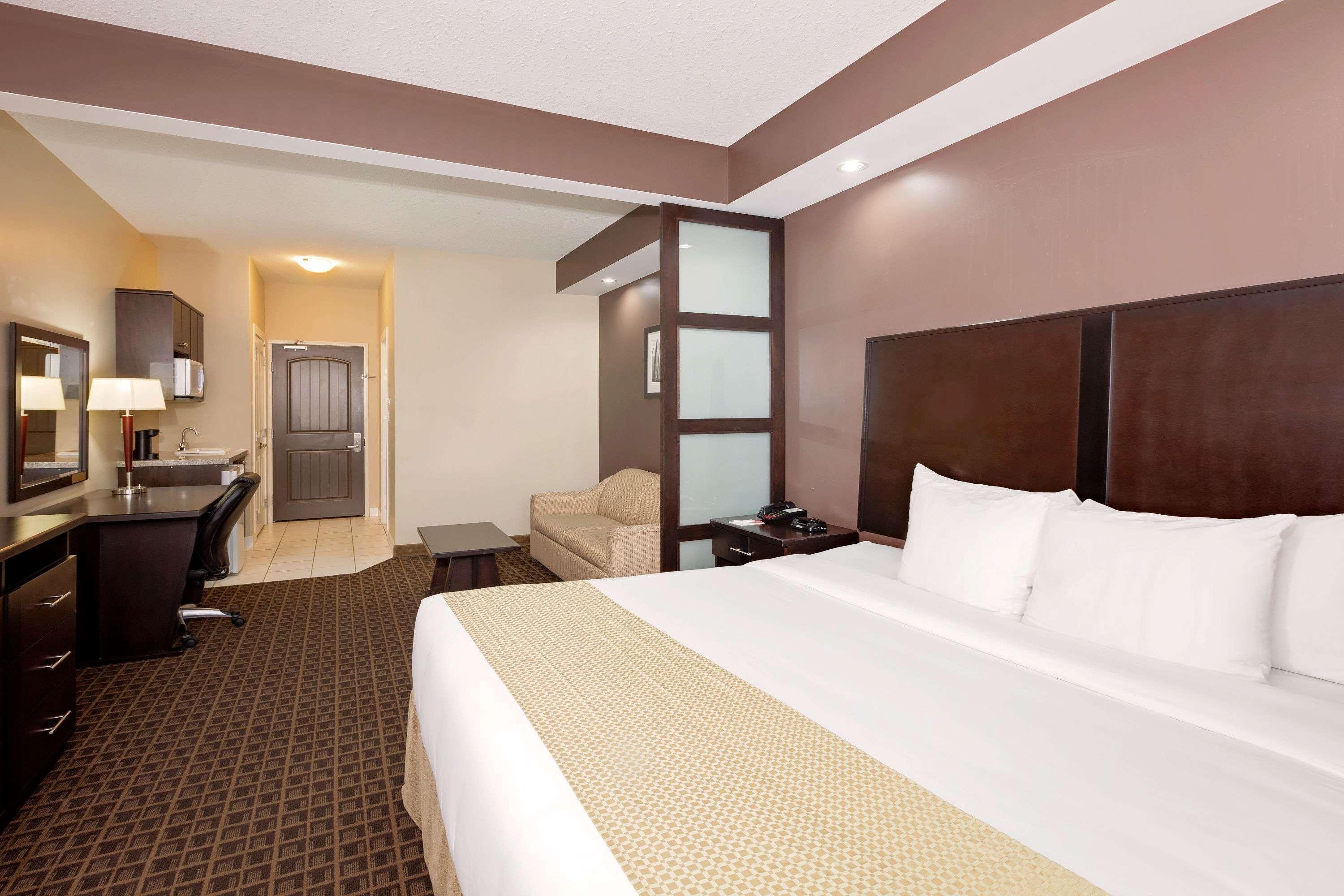 Ramada By Wyndham Cold Lake Экстерьер фото
