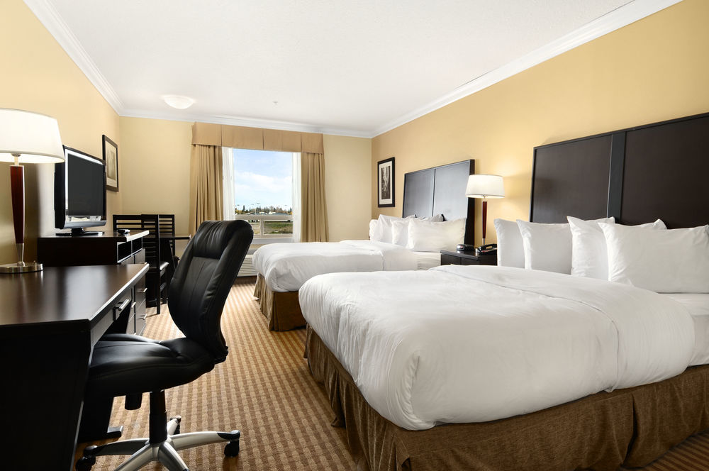 Ramada By Wyndham Cold Lake Экстерьер фото