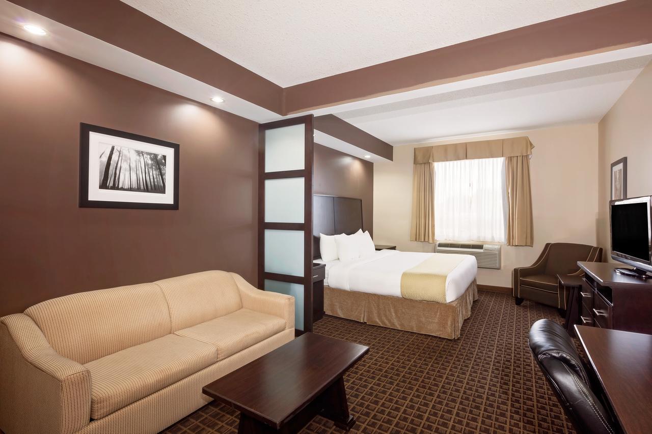 Ramada By Wyndham Cold Lake Экстерьер фото