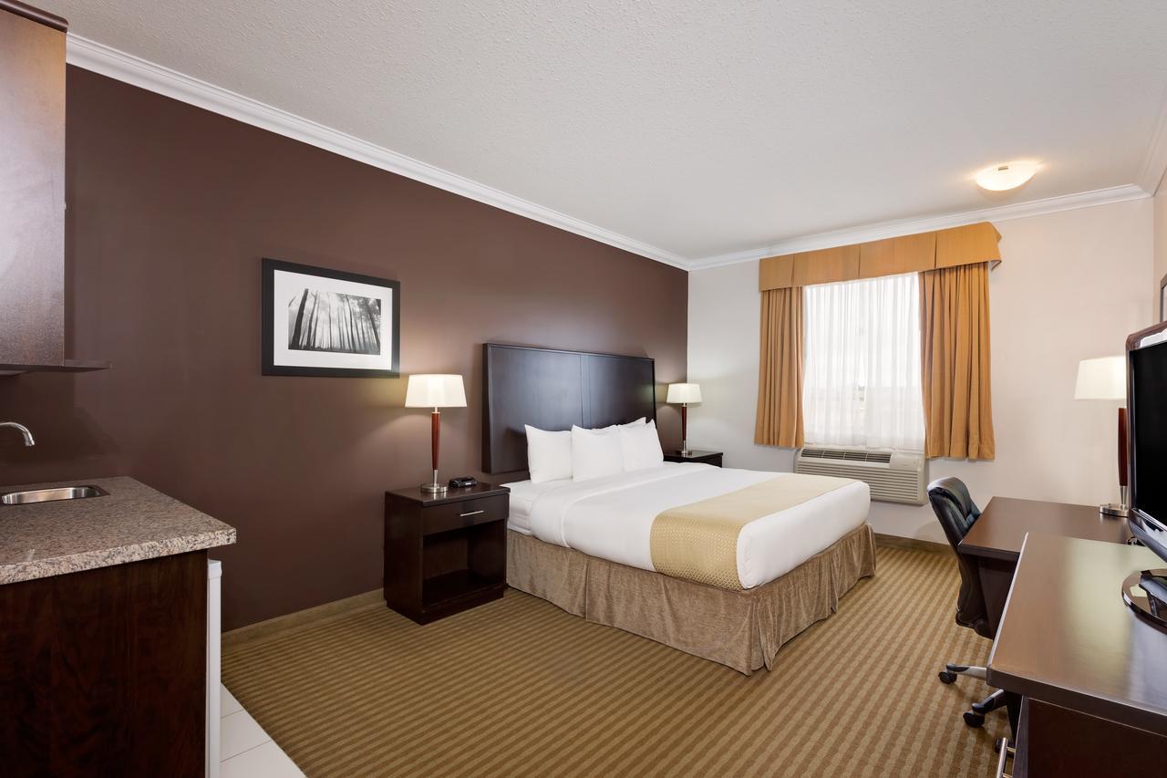 Ramada By Wyndham Cold Lake Экстерьер фото