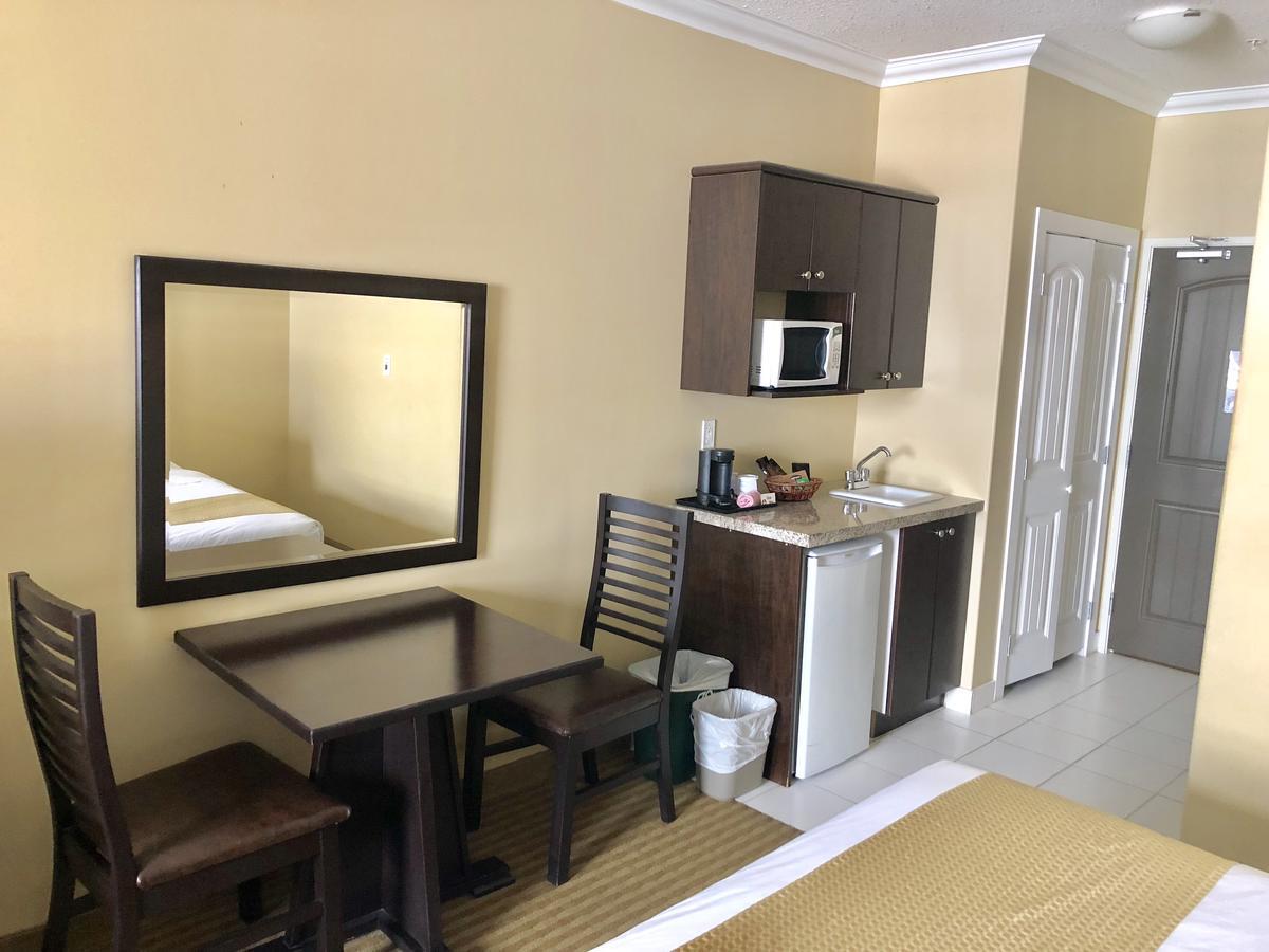 Ramada By Wyndham Cold Lake Экстерьер фото