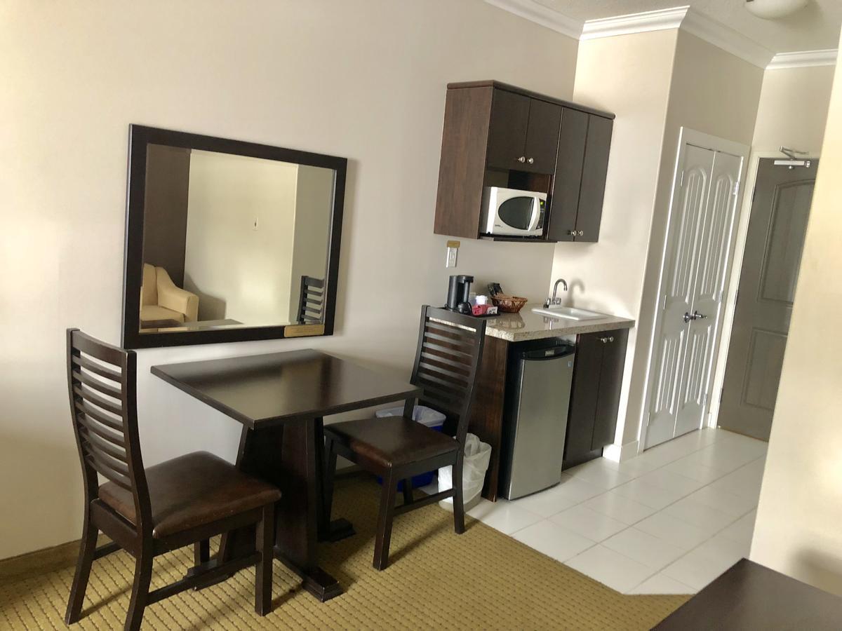 Ramada By Wyndham Cold Lake Экстерьер фото