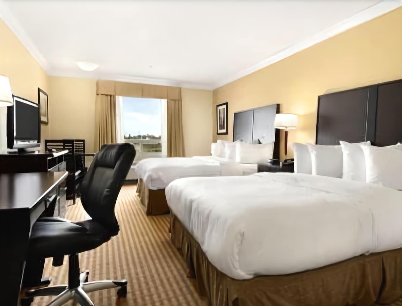 Ramada By Wyndham Cold Lake Экстерьер фото