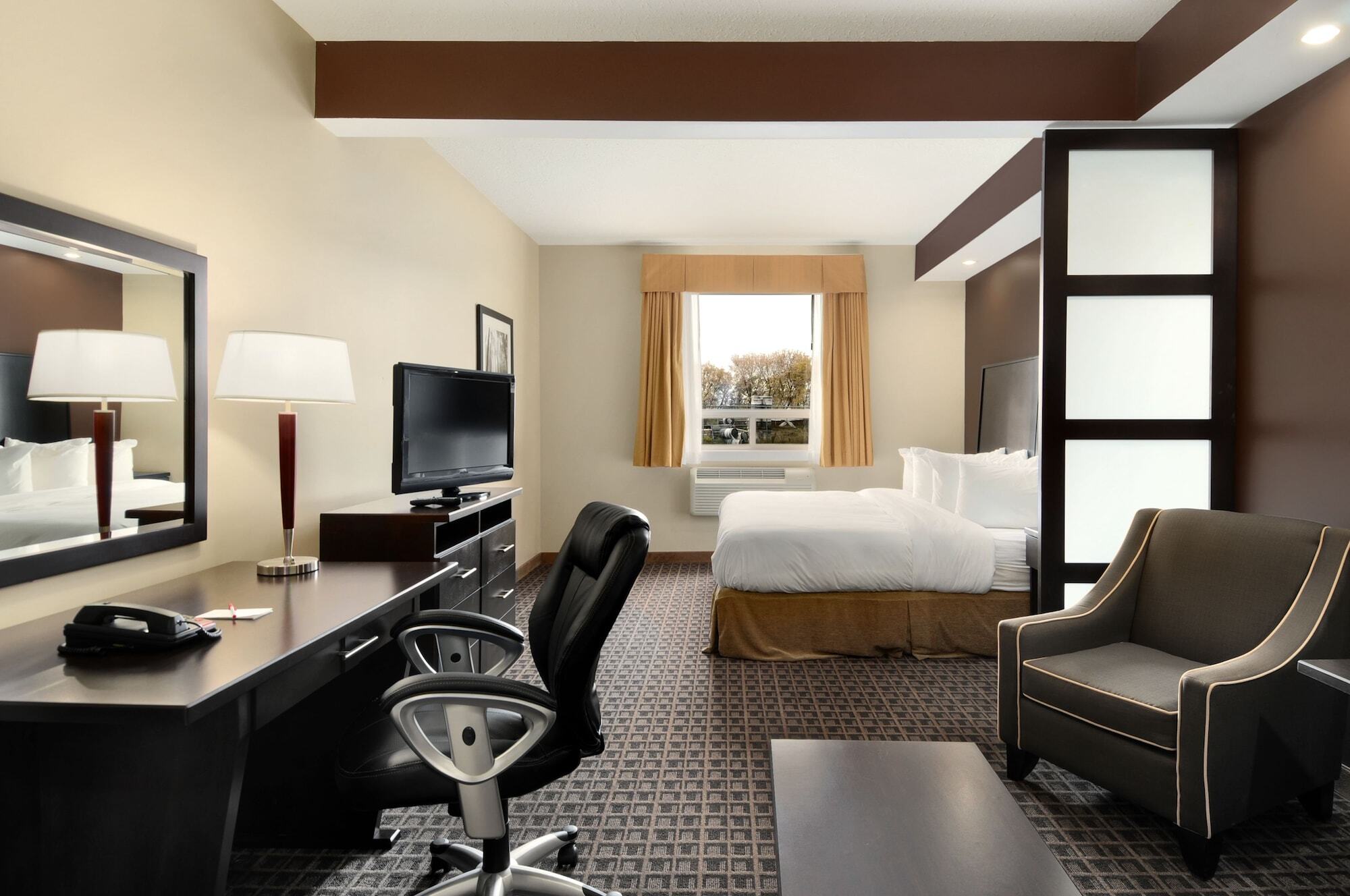 Ramada By Wyndham Cold Lake Экстерьер фото