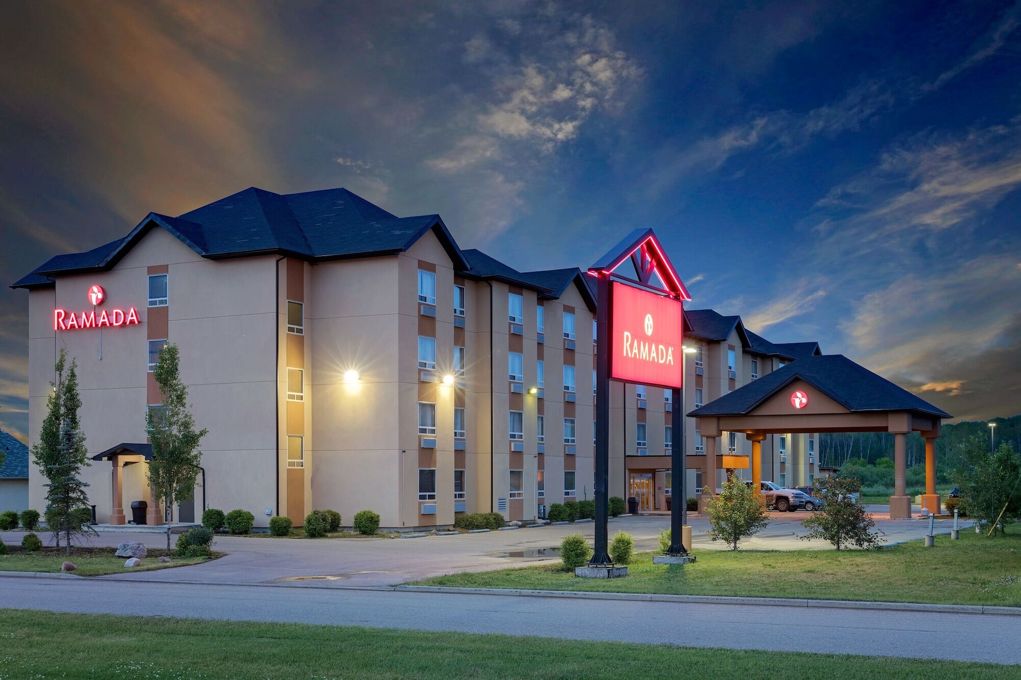 Ramada By Wyndham Cold Lake Экстерьер фото