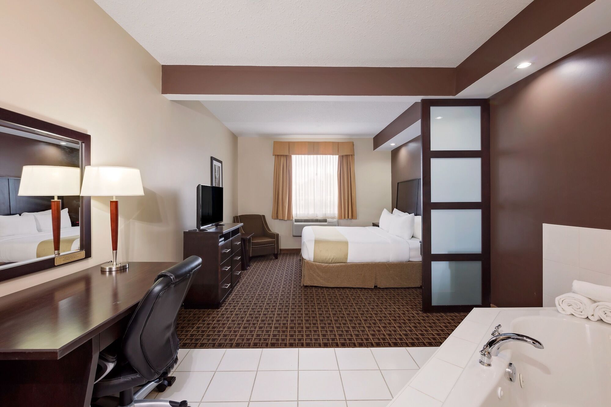 Ramada By Wyndham Cold Lake Экстерьер фото