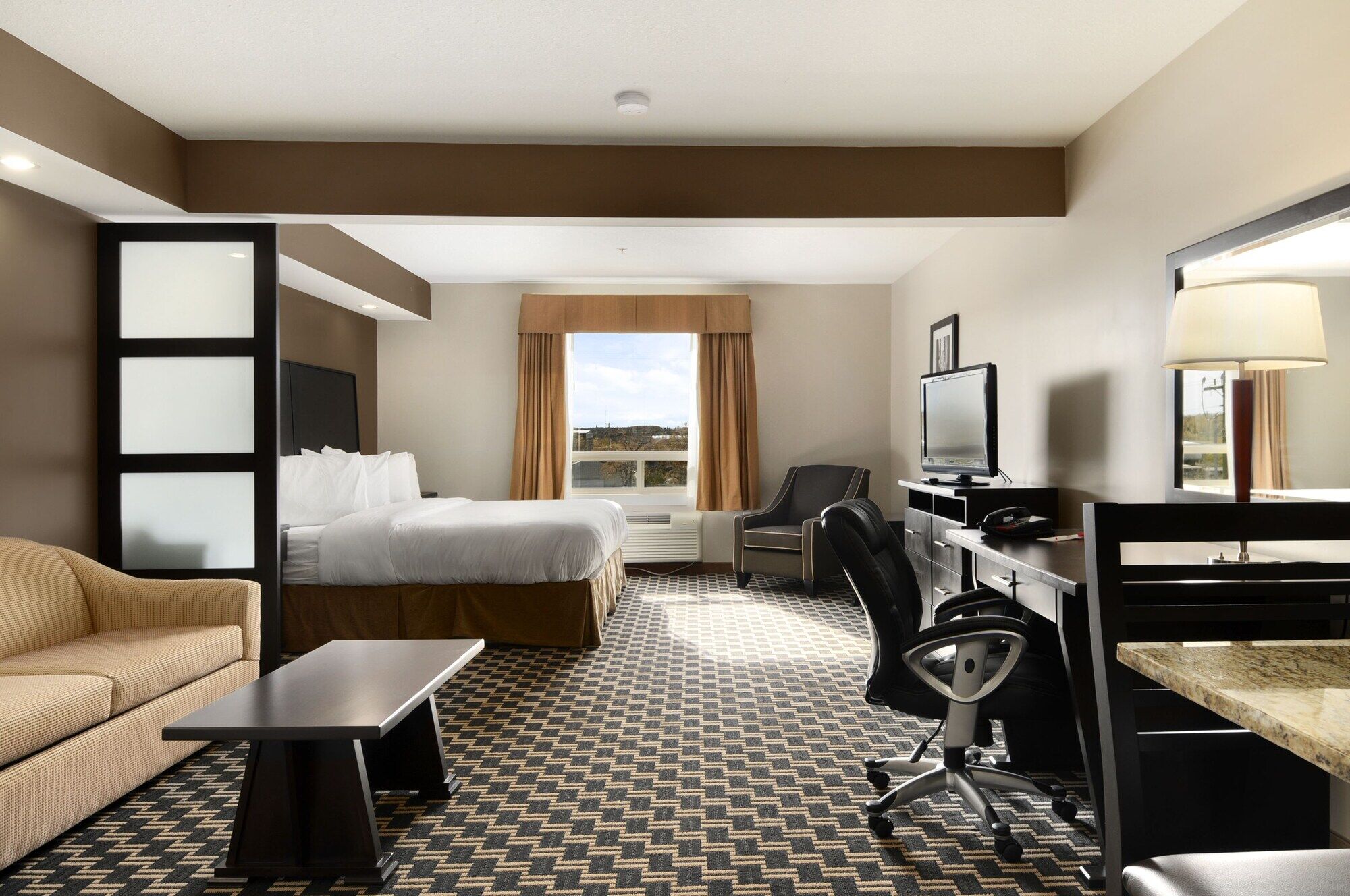 Ramada By Wyndham Cold Lake Экстерьер фото